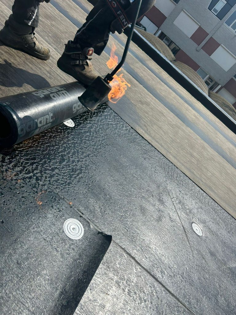 Bitumen dakbedekking op een plat dak