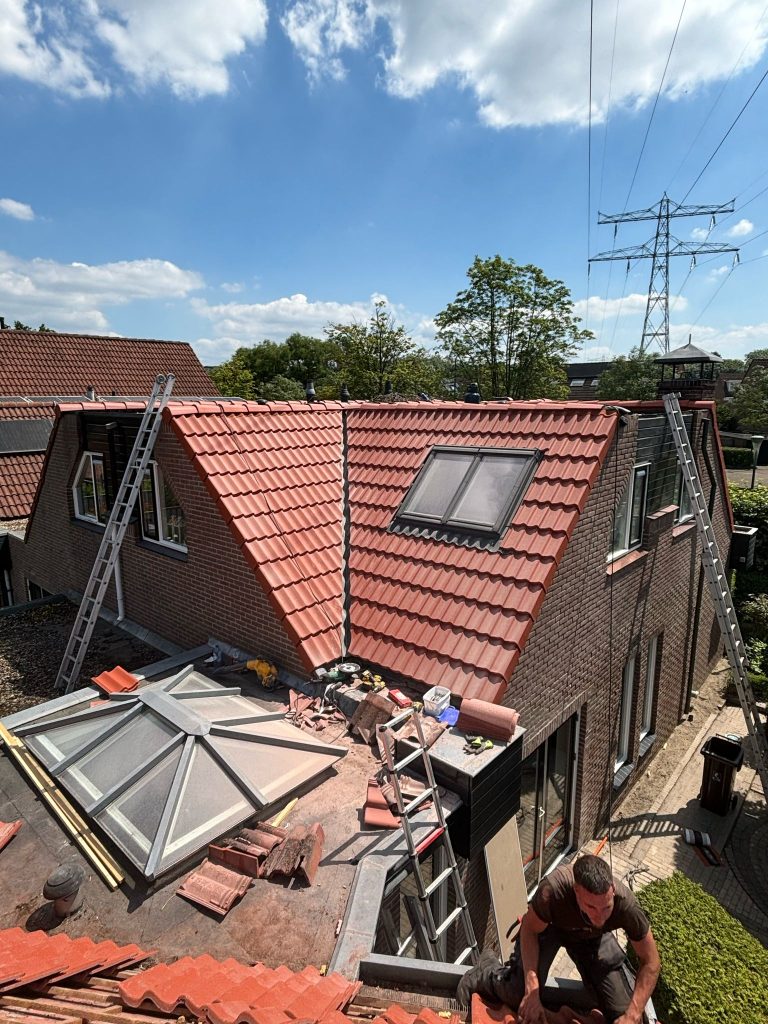 Peters-vakman aan het werk op een bestaand pannendak