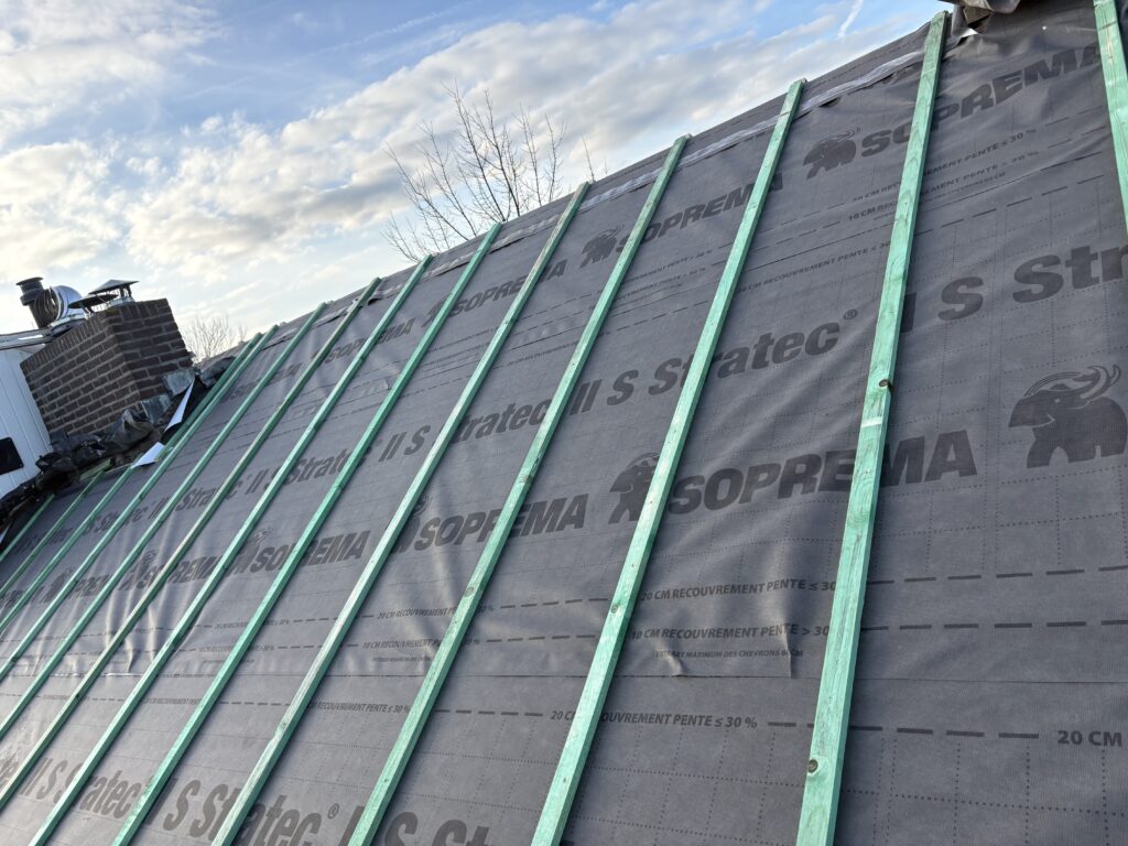 Nieuwe onderdakfolie en tengels tijdens een pannendakrenovatie
