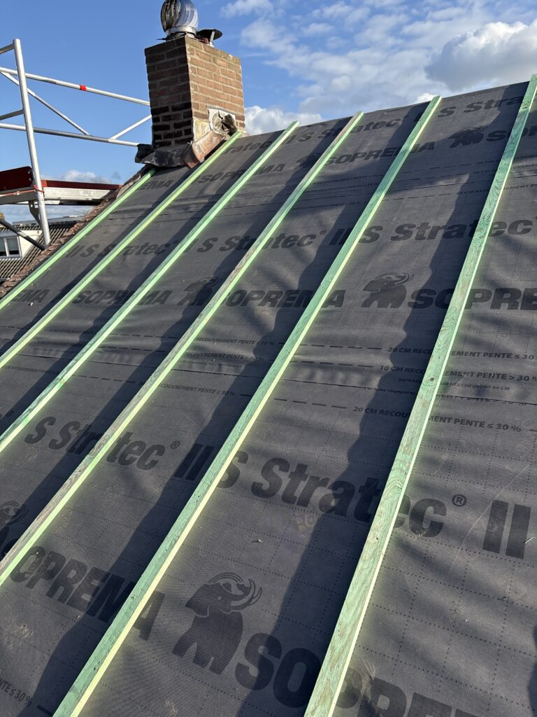 Onderdakfolie en tengels zichtbaar tijdens pannendakrenovatie